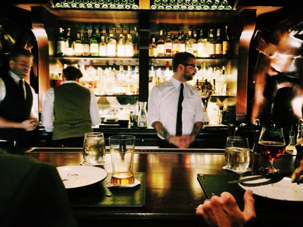 barman al bancone cocktail bar